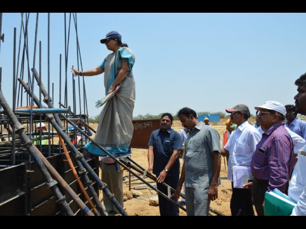 మండుటెండలో గొడుగు నీడలో స్మితా సబర్వాల్