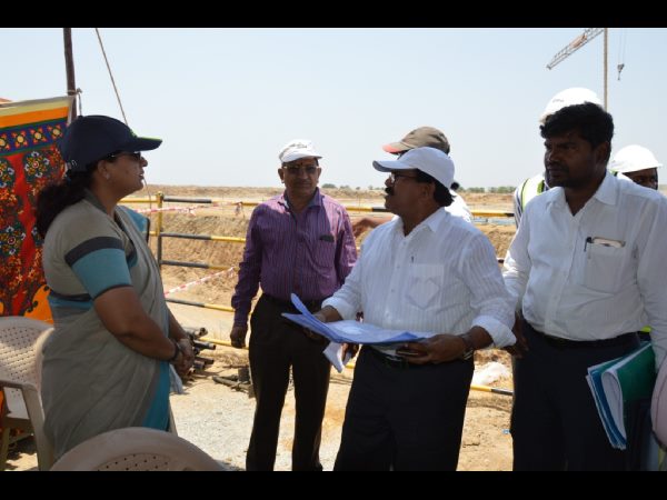 మండుటెండలో గొడుగు నీడలో స్మితా సబర్వాల్