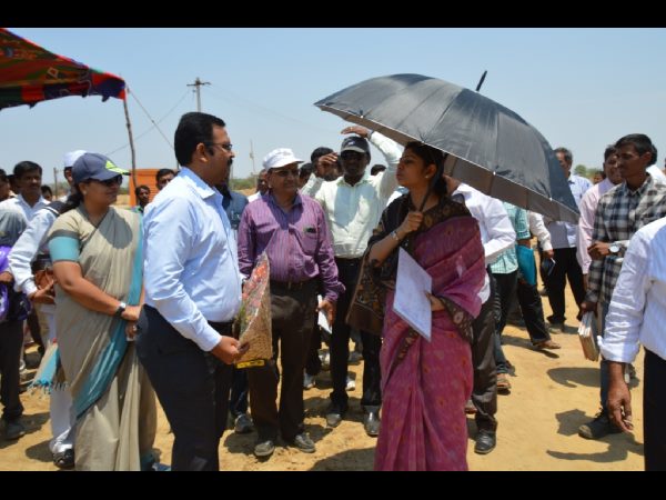  మండుటెండలో గొడుగు నీడలో స్మితా సబర్వాల్