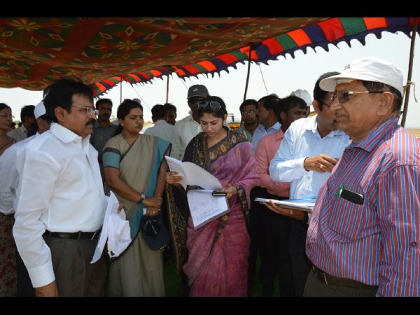  మండుటెండలో గొడుగు నీడలో స్మితా సబర్వాల్