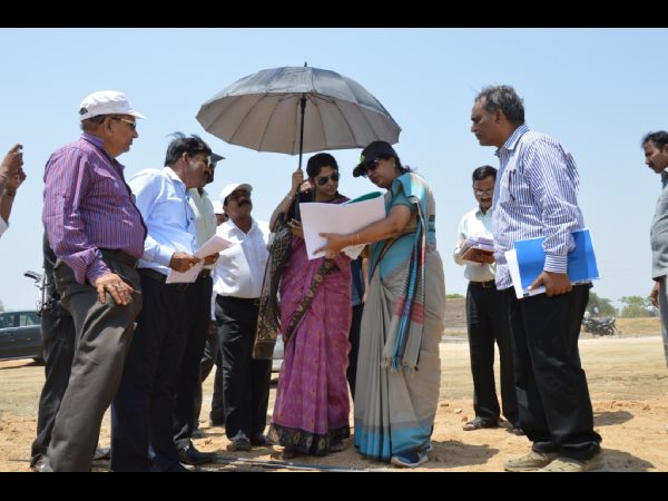  మండుటెండలో గొడుగు నీడలో స్మితా సబర్వాల్