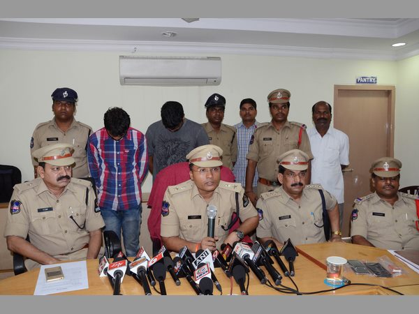 సరదా కోసం షాపులకు నిప్పుపెట్టారు