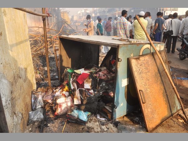 సరదా కోసం షాపులకు నిప్పుపెట్టారు