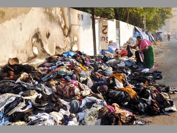 సరదా కోసం షాపులకు నిప్పుపెట్టారు