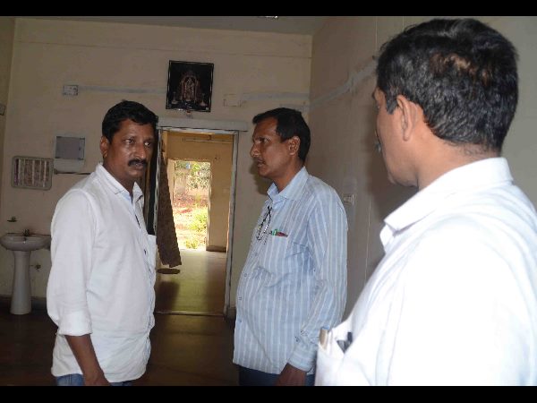 పథకం ప్రకారం వల వేసి అవినీతి అధికారిని పట్టుకున్నారు 