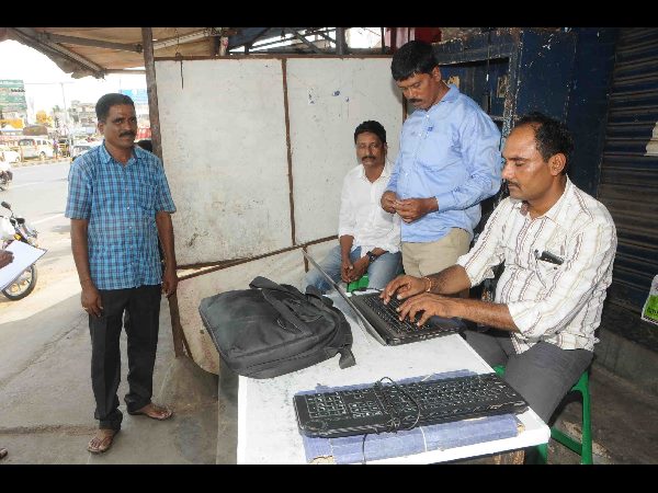పథకం ప్రకారం వల వేసి అవినీతి అధికారిని పట్టుకున్నారు 