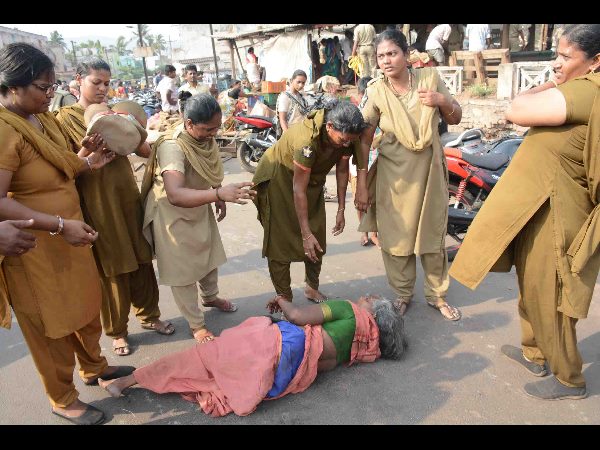  కిరోసిన్‌ పోసుకుని ఆత్మహత్యకు యత్నించిన చిరువ్యాపారి 
