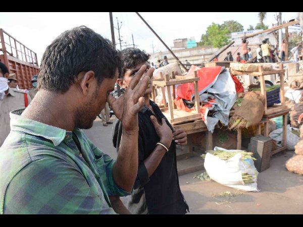 కిరోసిన్‌ పోసుకుని ఆత్మహత్యకు యత్నించిన చిరువ్యాపారి 