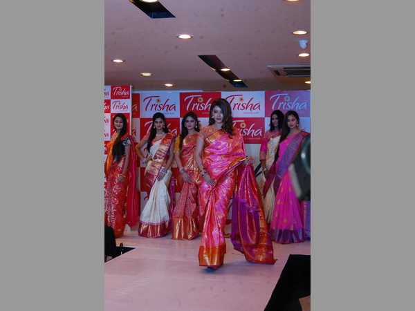 సినీతారల సందడి