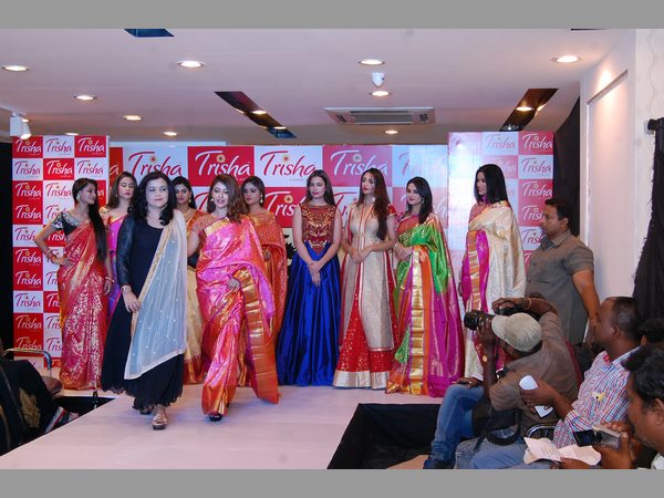 సినీతారల సందడి