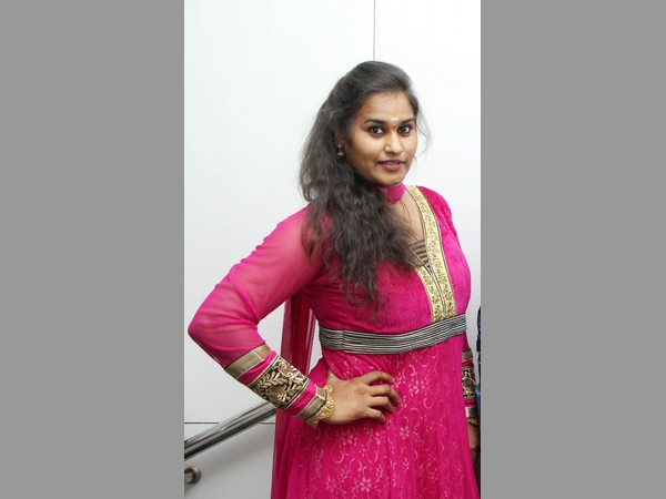 మంగళమ్: చీర కట్టి మతి పొగొట్టిన కంచె హీరోయిన్