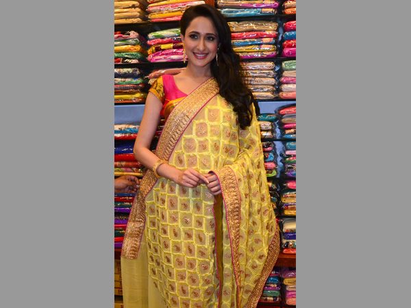 మంగళమ్: చీర కట్టి మతి పొగొట్టిన కంచె హీరోయిన్