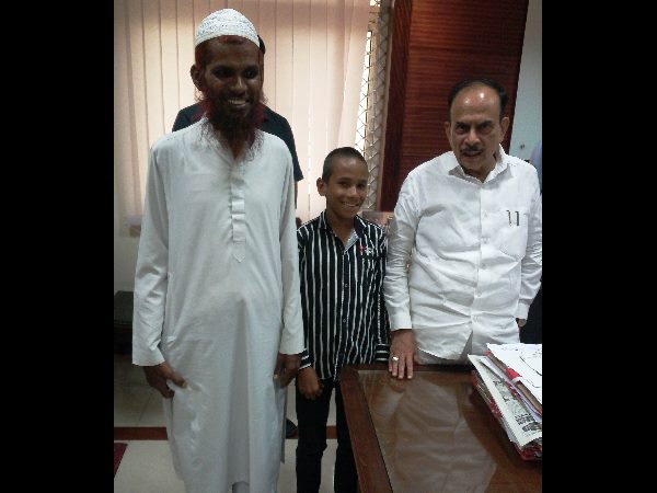 A child fan met Mahamood ali