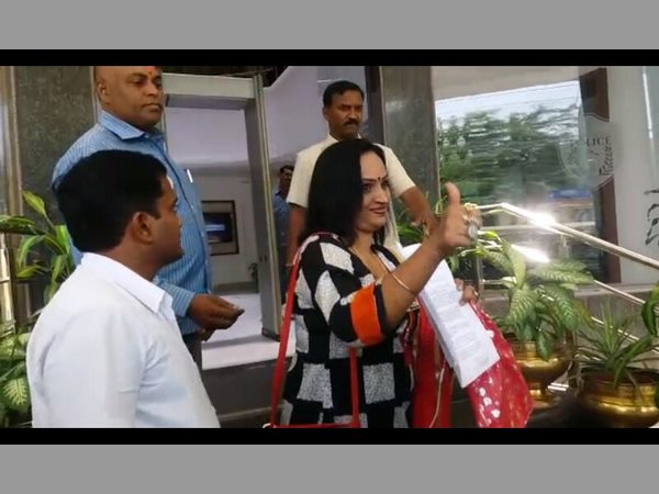 పూజిత, విజయ గోపాల్