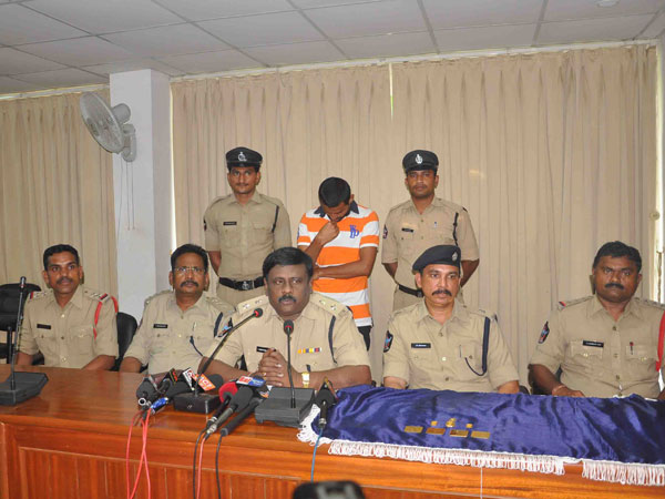  బీటెక్ చదివి జల్సాలు: అన్నం పెట్టిన సంస్థకే కన్నం, పట్టించిన కెమెరా 