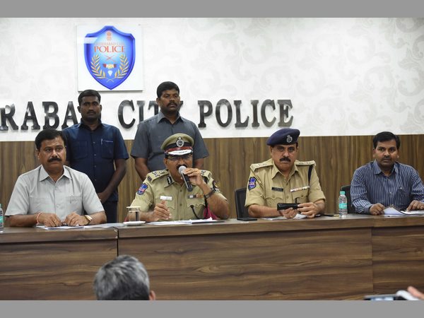 దేవి మృతి.. 7 నిమిషాల్లోనే: అనుమానాలు తొలిగాయి.. తండ్రి (పిక్చర్స్)