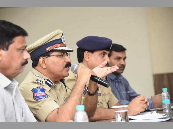 దేవి మృతి.. 7 నిమిషాల్లోనే: అనుమానాలు తొలిగాయి.. తండ్రి (పిక్చర్స్)