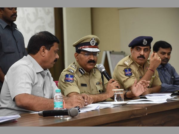 దేవి మృతి.. 7 నిమిషాల్లోనే: అనుమానాలు తొలిగాయి.. తండ్రి (పిక్చర్స్)