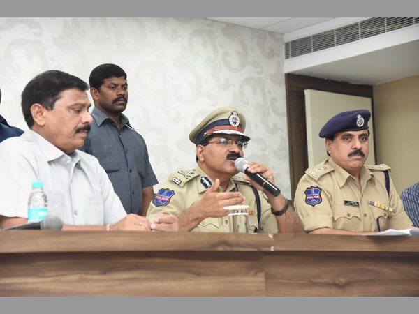 దేవి మృతి.. 7 నిమిషాల్లోనే: అనుమానాలు తొలిగాయి.. తండ్రి (పిక్చర్స్)