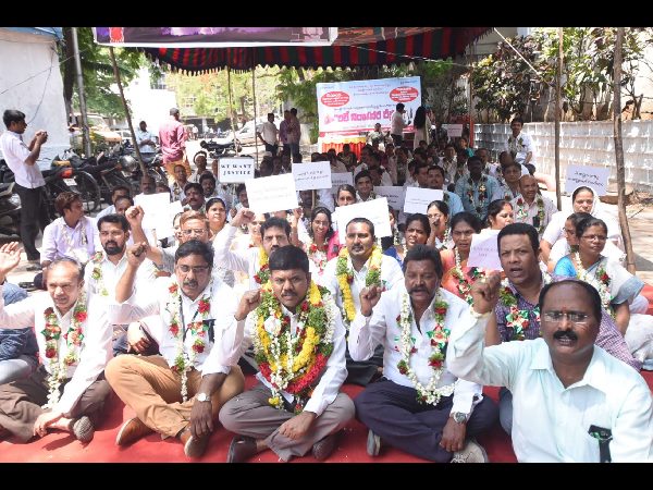 విద్యుత్ ఉద్యోగుల దీక్ష