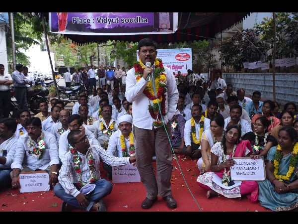 విద్యుత్ ఉద్యోగుల దీక్ష