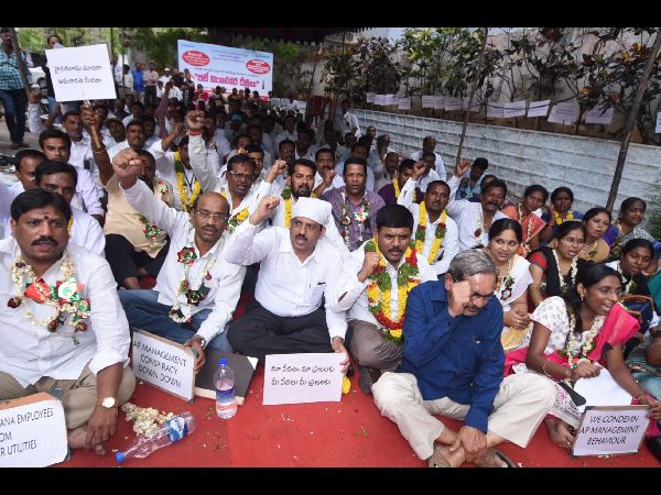 విద్యుత్ ఉద్యోగుల దీక్ష