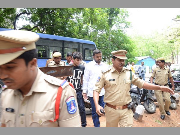 37 మందిపై పాములతో బెదిరించి రేప్?