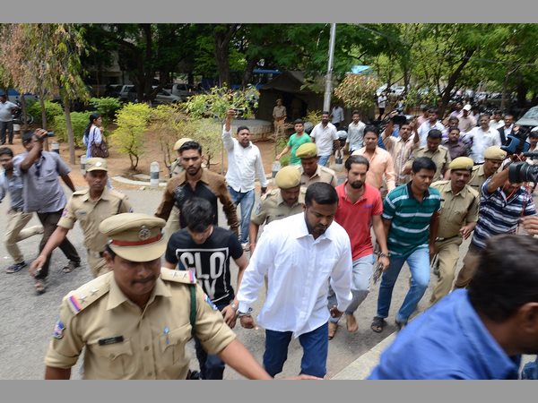 సెల్ ఫోన్‌లో చిత్రీకరించారు..