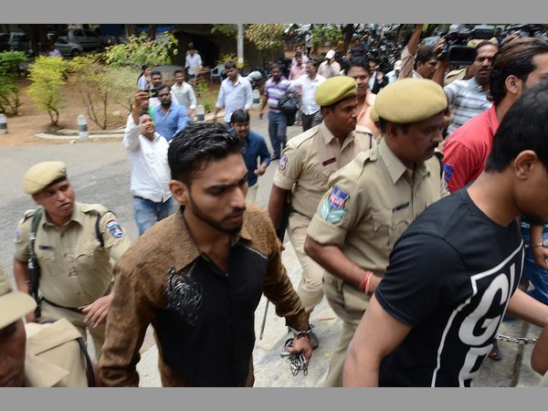 న్యాయవాదులో ఆందోళనతో...