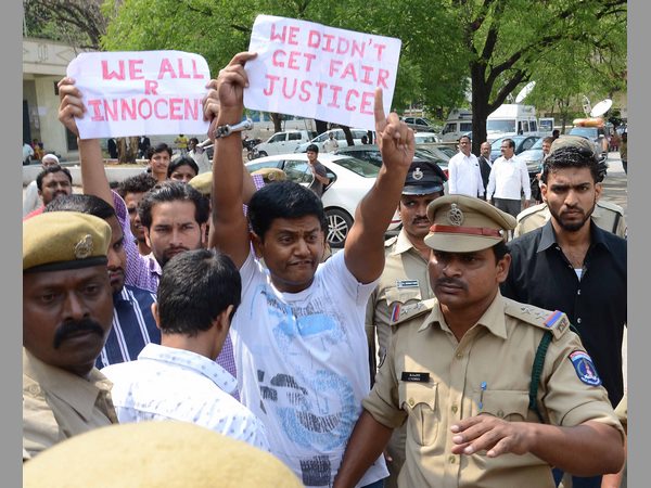 21 మంది సాక్షులు