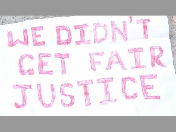 కమిషనర్‌ను ఘెరావ్ చేశారు...