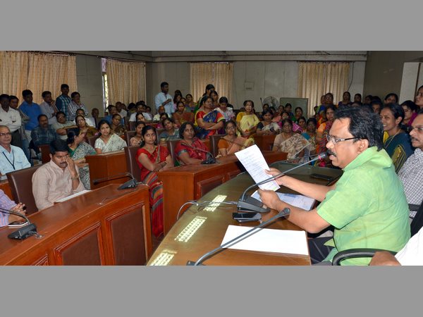  ఏముందని అమరావతికి వెళ్లాలి?: ప్రభుత్వ ఒత్తిడిని తప్పుపట్టిన ఉద్యోగులు 