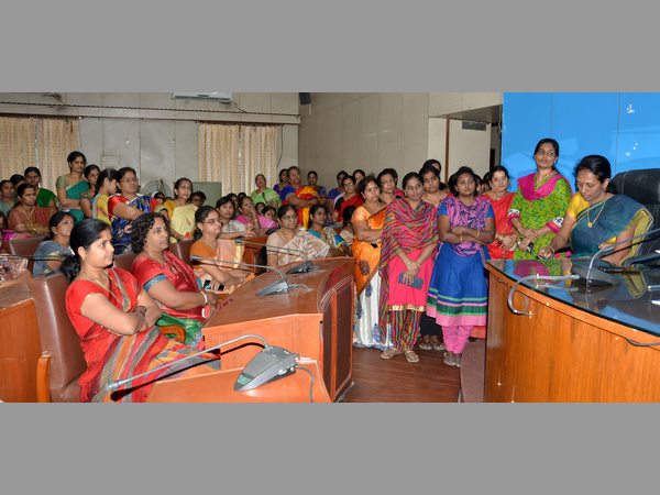 ఏముందని అమరావతికి వెళ్లాలి?: ప్రభుత్వ ఒత్తిడిని తప్పుపట్టిన ఉద్యోగులు 