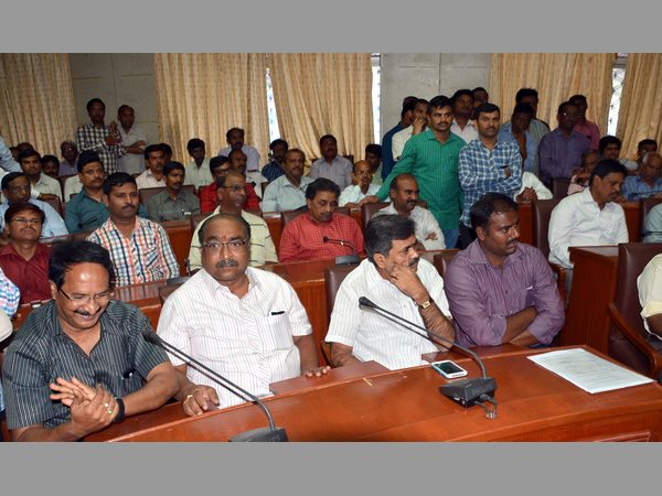 ఏముందని అమరావతికి వెళ్లాలి?: ప్రభుత్వ ఒత్తిడిని తప్పుపట్టిన ఉద్యోగులు 