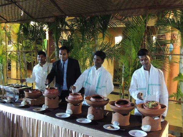 నవ్వుతూ ఇచ్చారు పోజులు