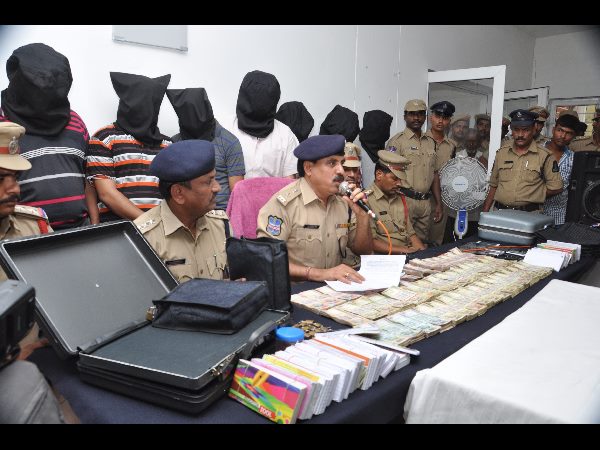 పాతనోటుకు రెంటు కొత్త నోట్లు ఇస్తామంటూ లక్షలు దోచుకున్నారు