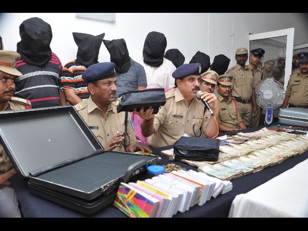  పాతనోటుకు రెంటు కొత్త నోట్లు ఇస్తామంటూ లక్షలు దోచుకున్నారు