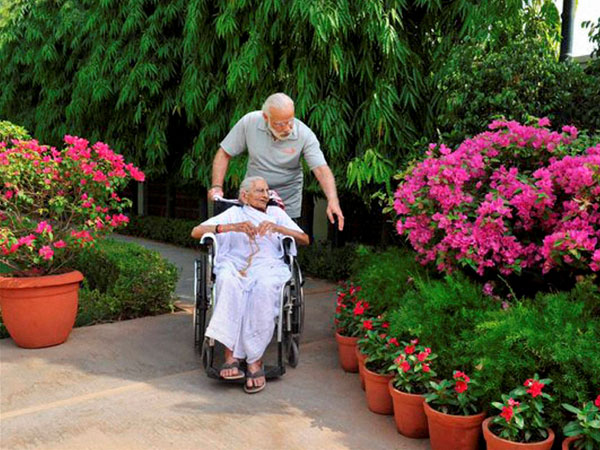 తల్లితో ప్రధాని మోడీ