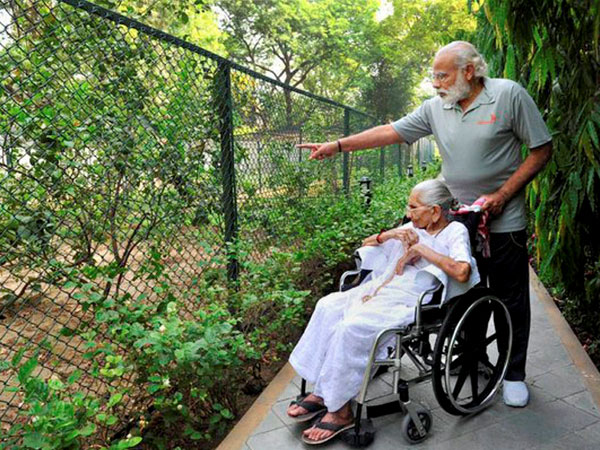 తల్లితో ప్రధాని మోడీ