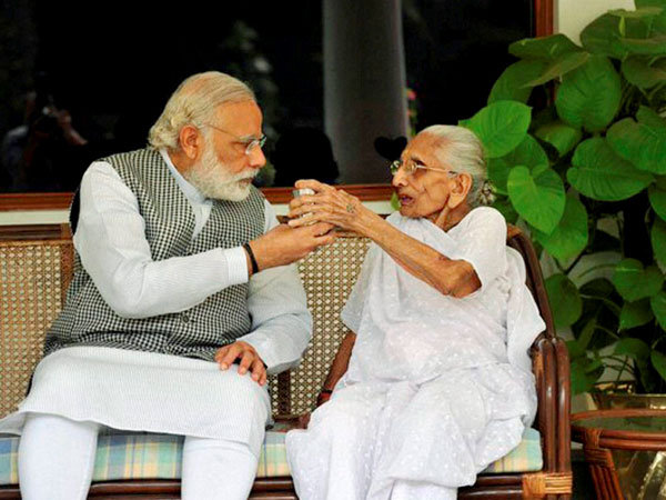తల్లితో ప్రధాని మోడీ