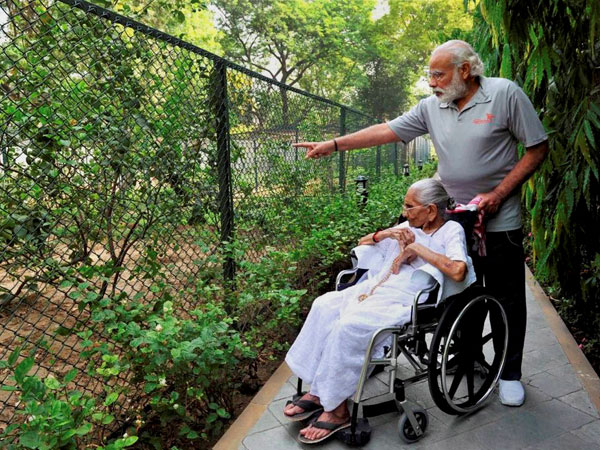తల్లితో ప్రధాని మోడీ