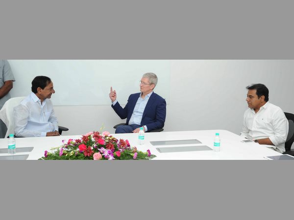 కుక్‌తో సీఎం కెసిఆర్, మంత్రి కెటిఆర్