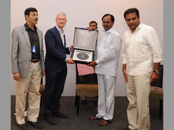 జ్ఞాపిక బహూకరణ