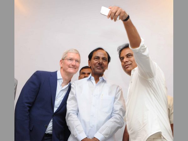 సెల్పీ విత్ టిమ్ కుక్