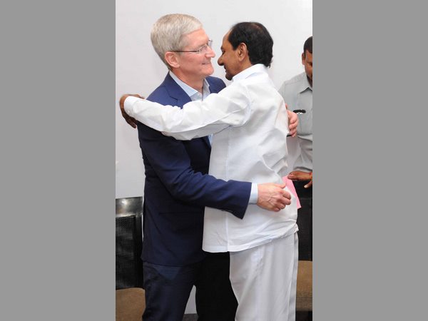 కుక్‌తో కెసిఆర్ ఆలింగనం