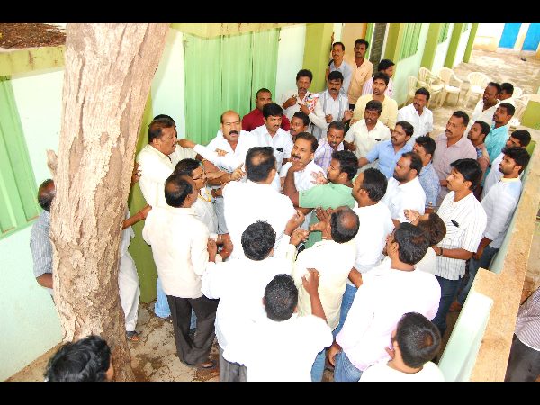 తెలుగు తమ్ముళ్ల రచ్చ