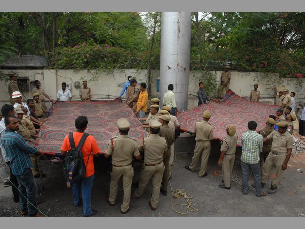 యువకుల హల్‌చల్