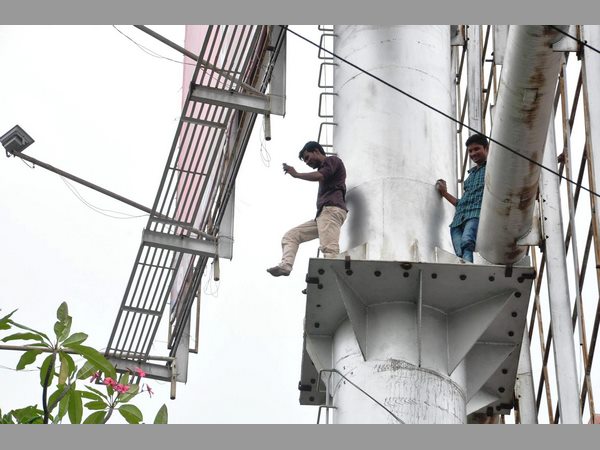 యువకుల హల్‌చల్