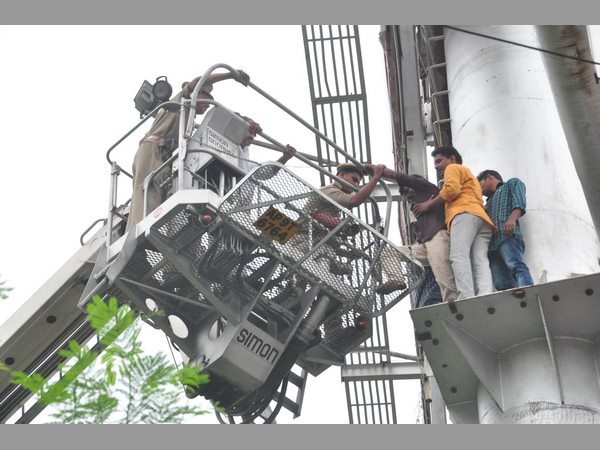 యువకుల హల్‌చల్
