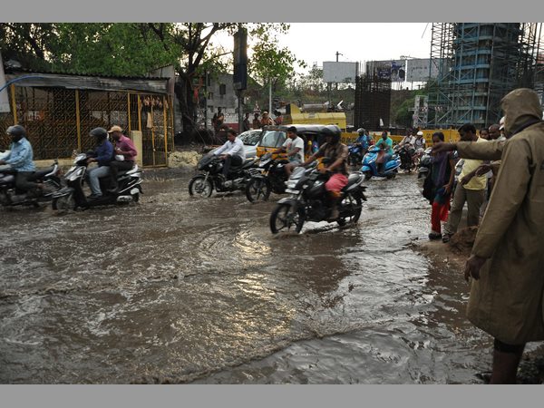 శంషాబాద్ ఎయిర్ పోర్టులో నిలిచిపోయిన విమానాలు
